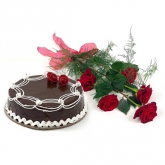 Большой шоколадный торт и букет из пяти роз