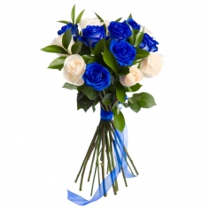Букет из синих и белых роз с лентой