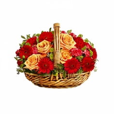 Корзинка с кремовыми розами,  красными герберами и гвоздиками