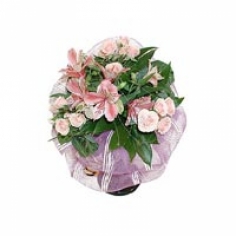 Нежный букет из розовых кустовых роз и альстромерий, украшенный зеленью