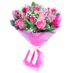 Букет из розовых роз, тюльпанов и альстромерий в ярком розовом оформлении