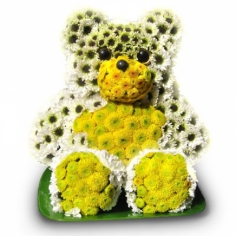 Композиция из цветов в виде медвежонка