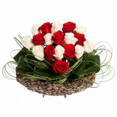 Композиция в виде сердца из красных и белых роз с зеленью в корзине
