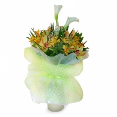 Букет из белых калл, желтых альстромерий и салатовых орхидей с оформлением