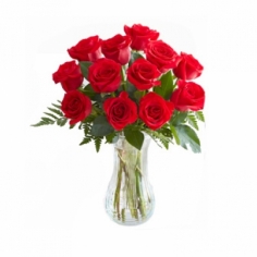 Красные розы элитного сорта в стеклянной вазе